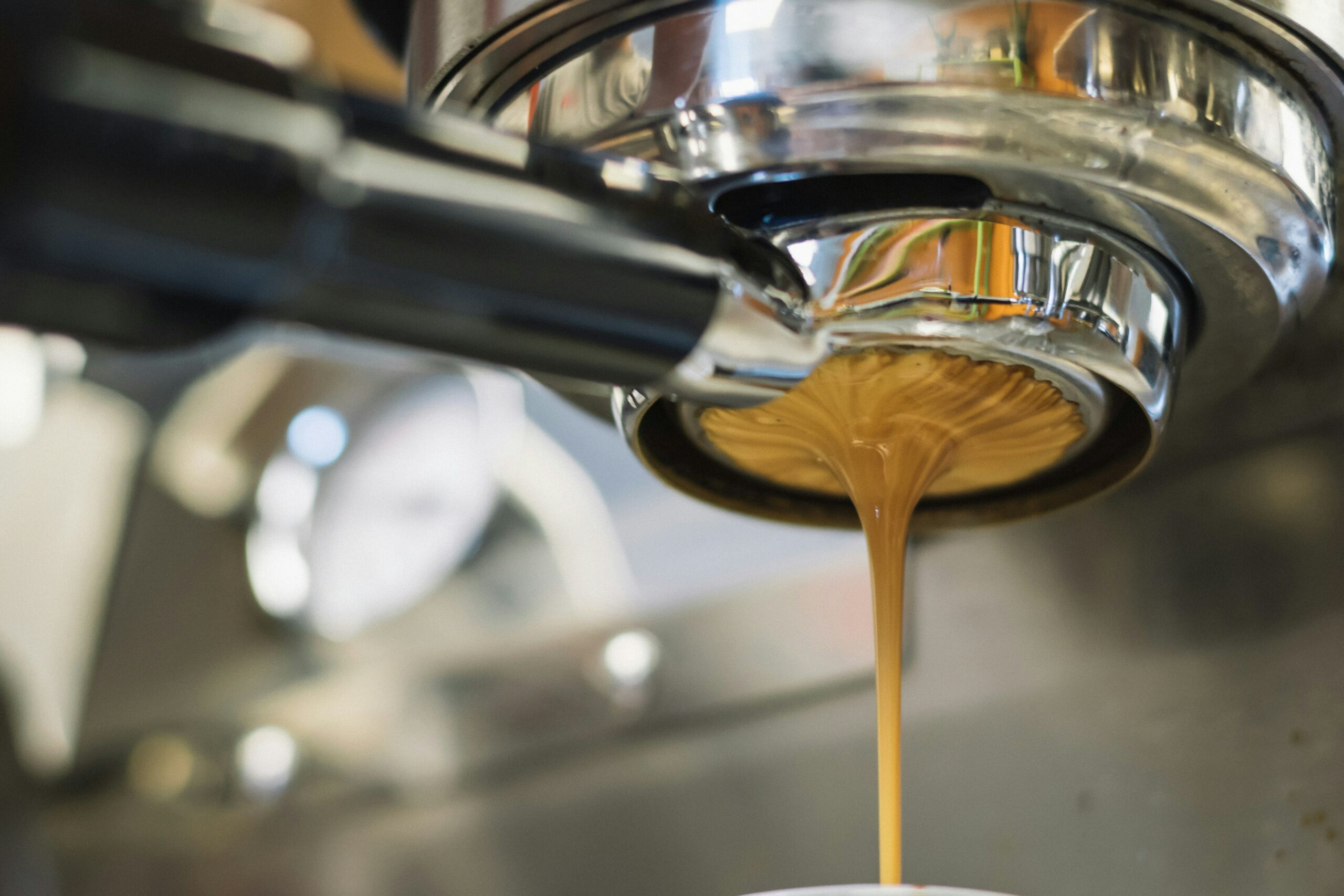 Frischer Espresso aus der Siebträgermaschine